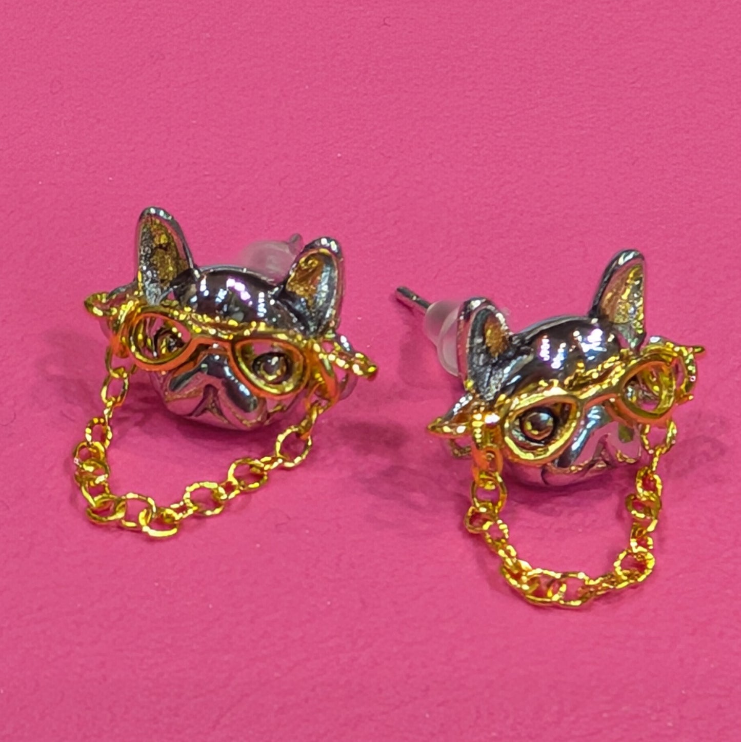 メガネにチェーンブルドックピアス
