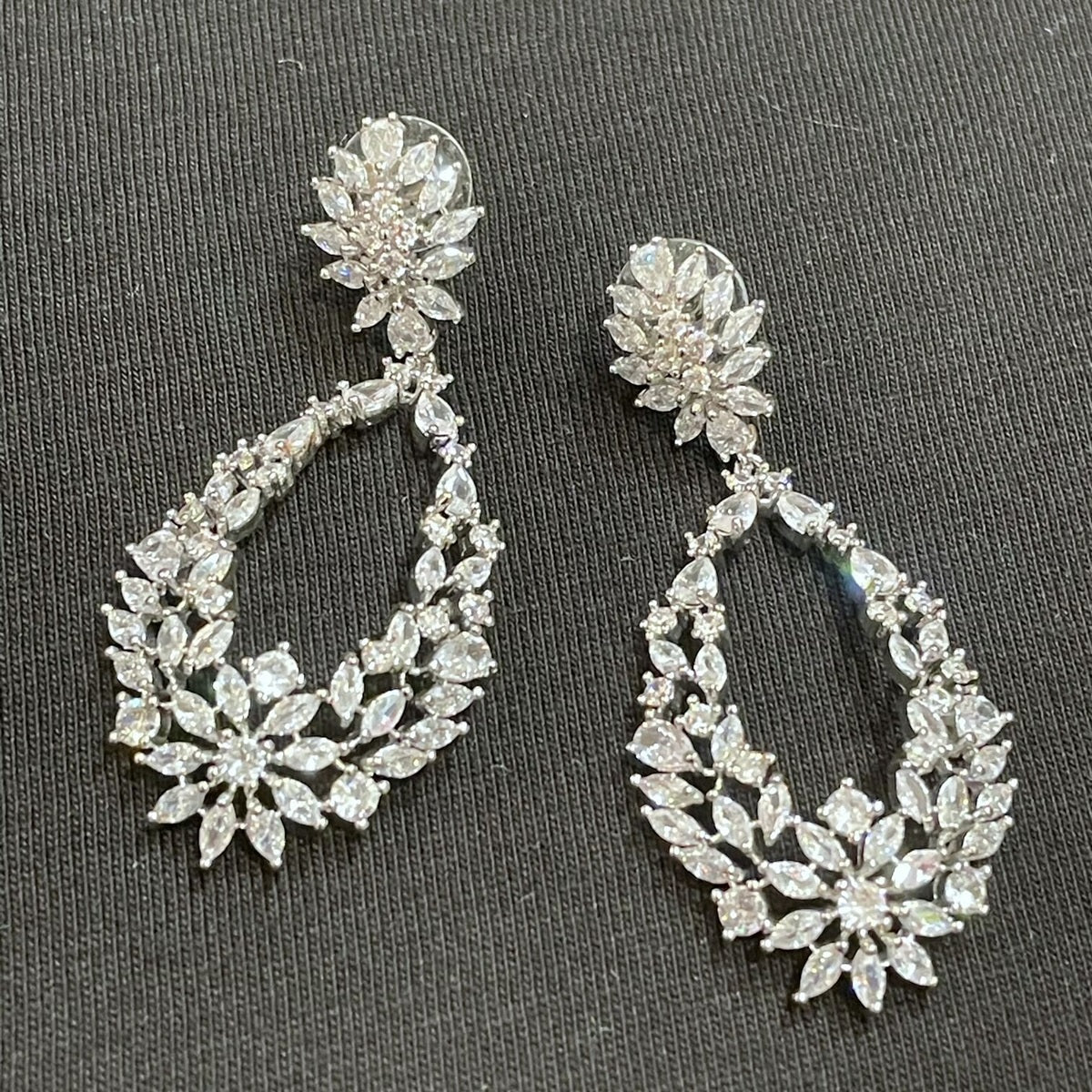 ラウンドビジューピアス　シルバー