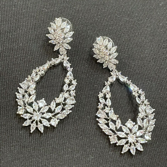 ラウンドビジューピアス　シルバー