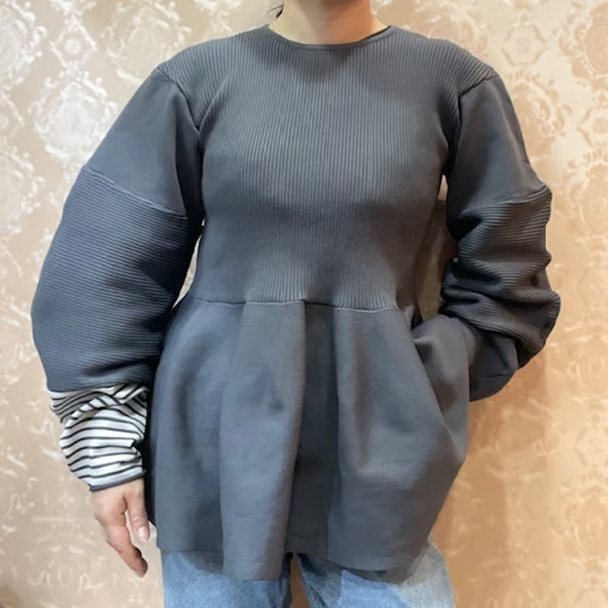 ストライプバルーン袖ペプラムリブニット
