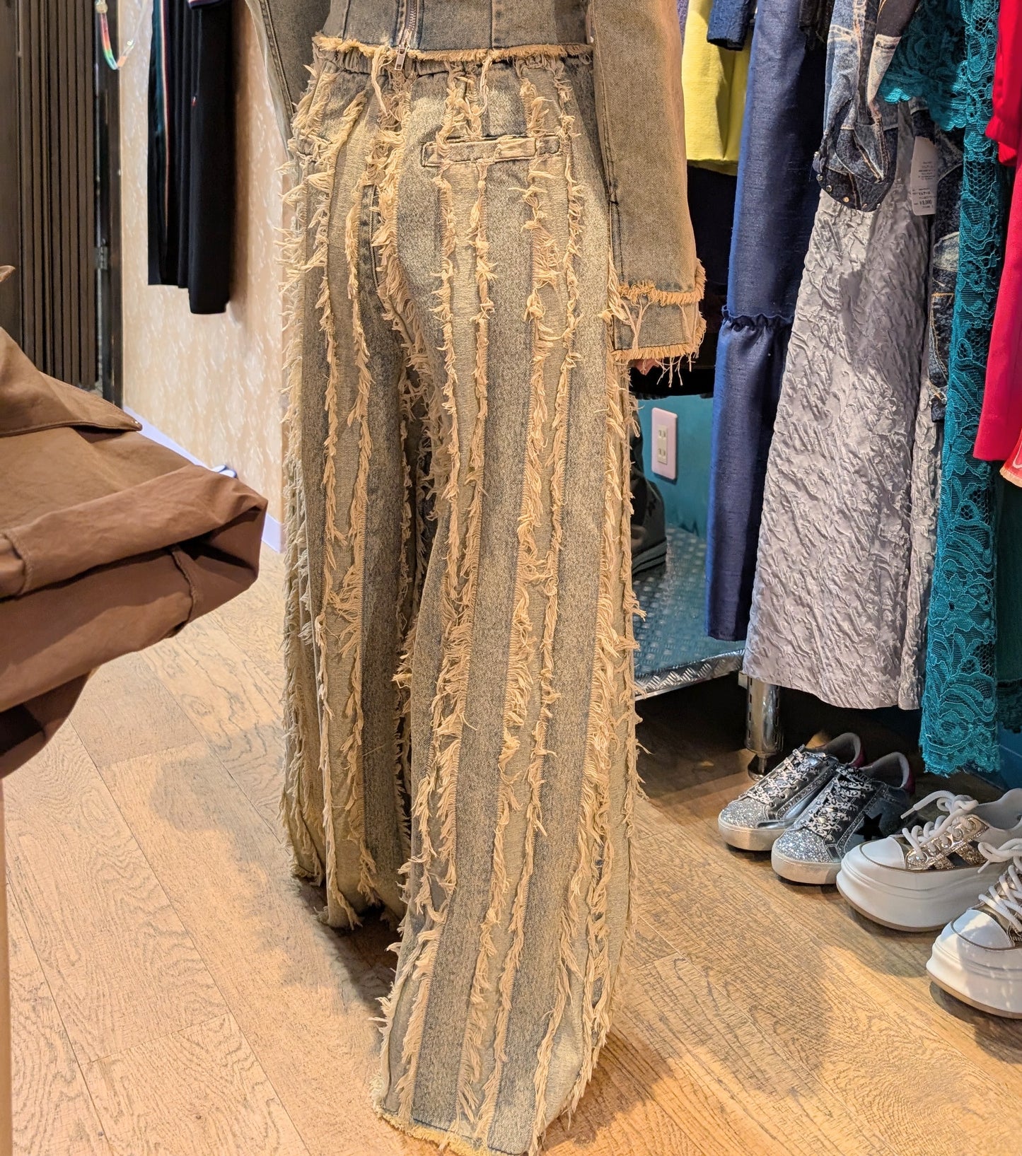 ヒゲダメージデニムストレートデニムパンツ